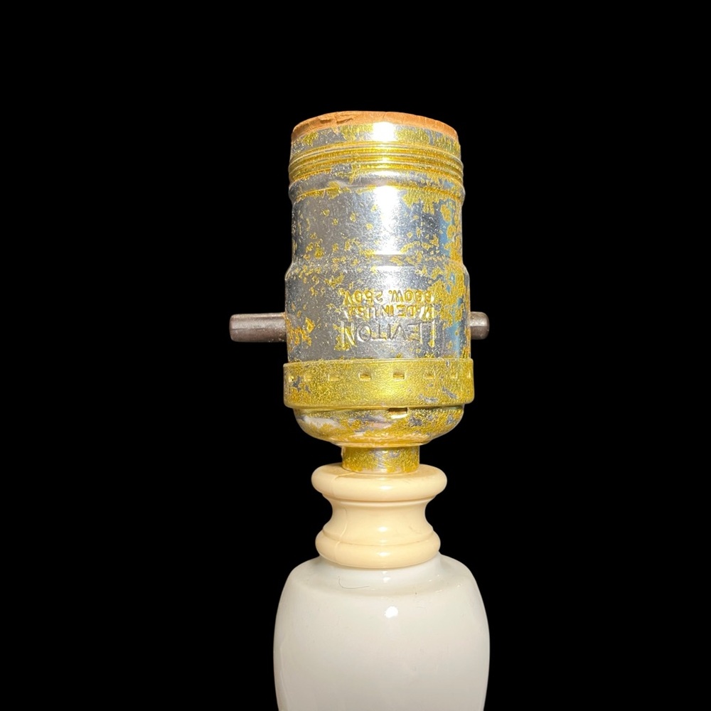 β¨ HP β¨ Vintage β¨ β1920's Leviton Porcelain Lamp Base w/ 3D Rose Detail. β¨ - Picture 7 of 10